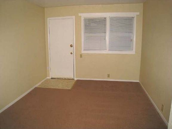 Carpeted Living rm