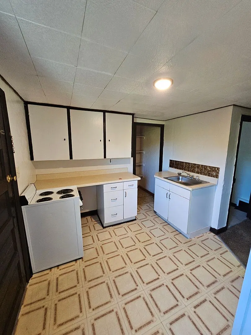 25 Oak Street — Photo 1