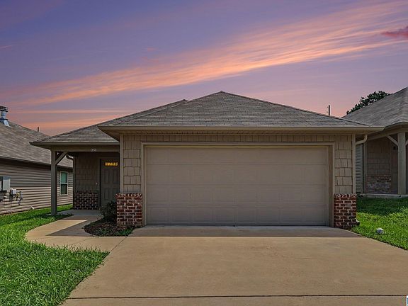 3rd image of 4825 Cove Ln