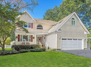 21A Hart Pl, Dix Hills, NY 11746