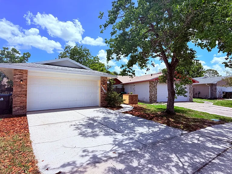 10609 Wyndcliff Dr — Photo 2