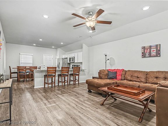 3rd image of 850 E Sparrow Cir