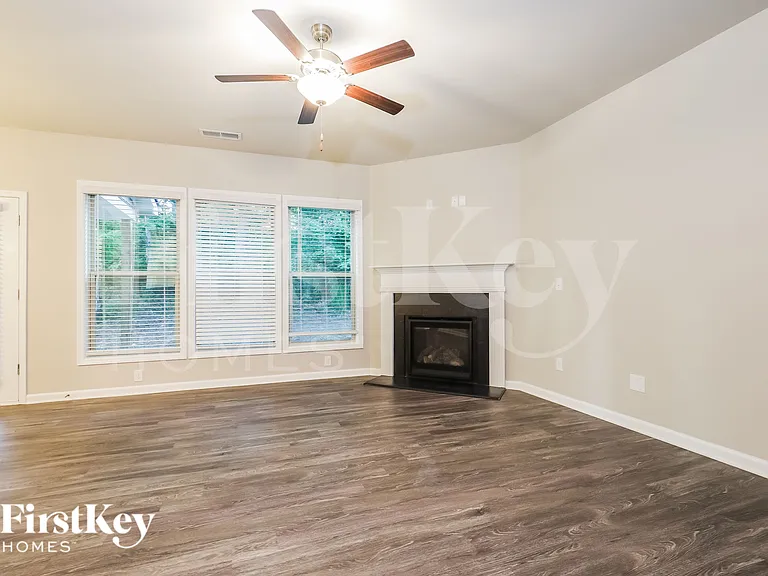 3628 Moon Crest Dr — Photo 2