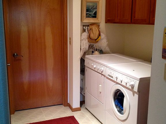 5th image of 404 E Pointes Dr E