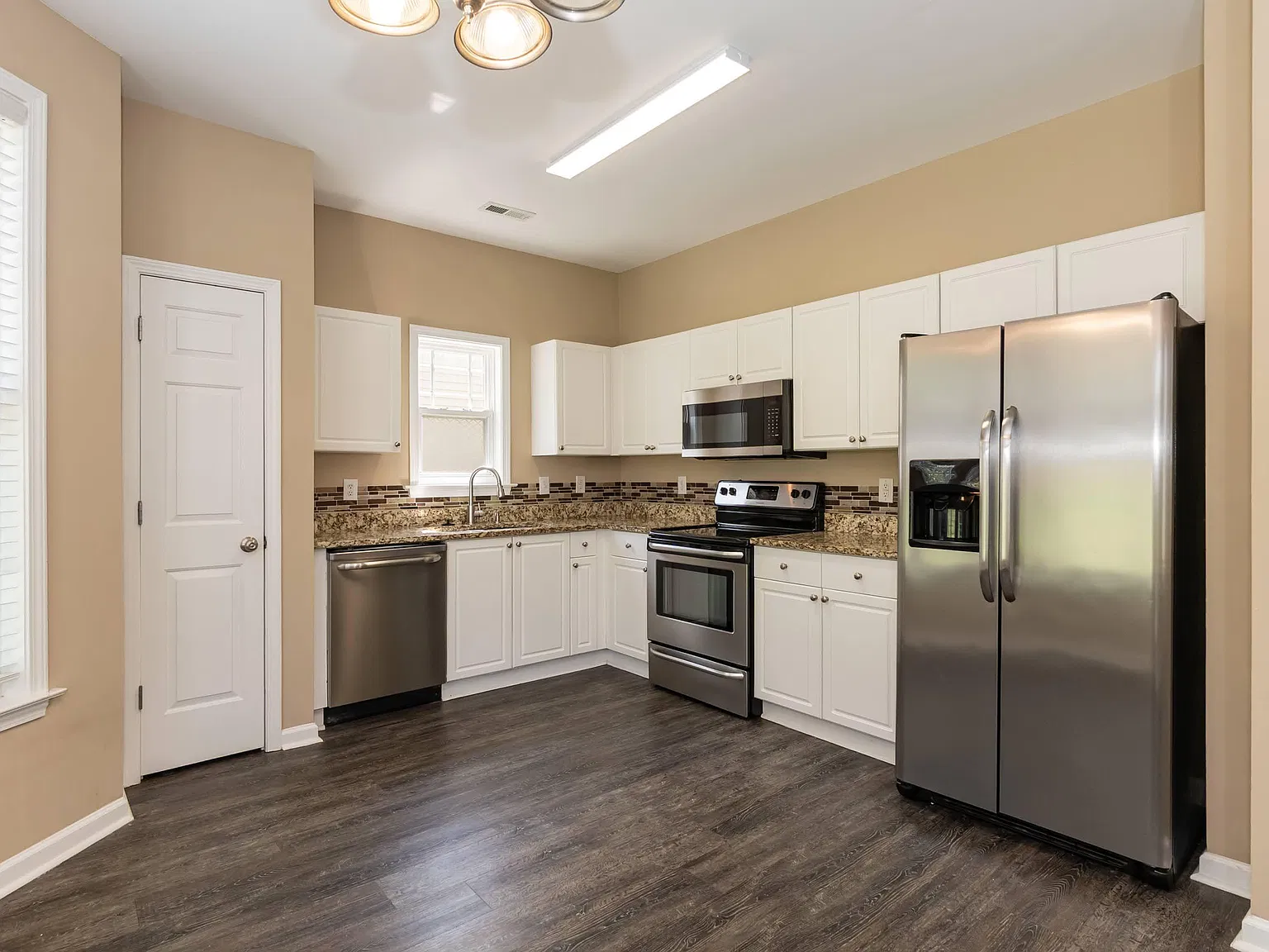 3 bed, 2.5 bath, 1420 sqft, $1,795 — Photo 2