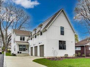 616 Meadow Ln, Libertyville, IL