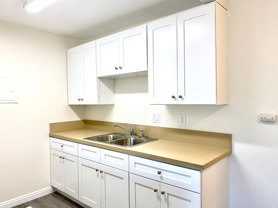 1st image of 1006 E Deodar St #I