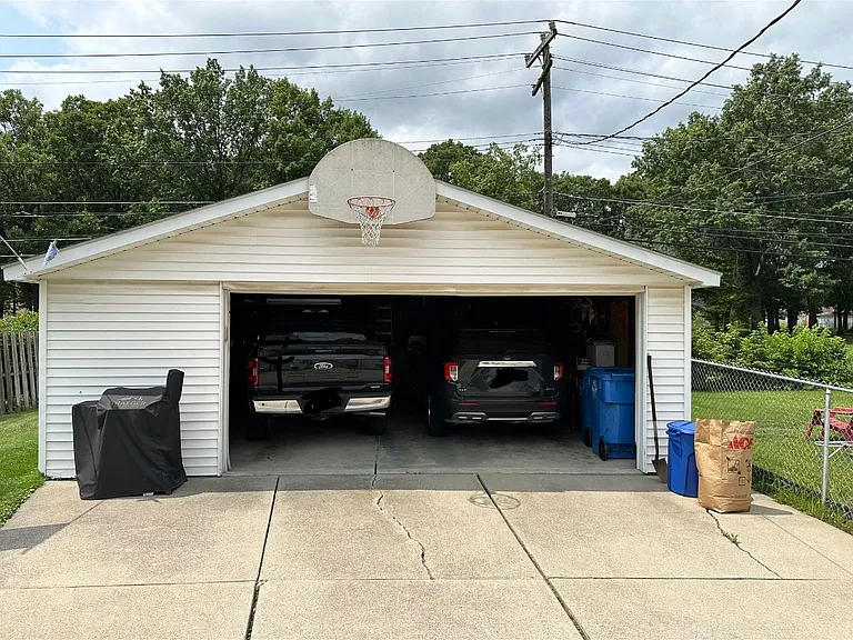 5925 Berwyn St — Photo 10