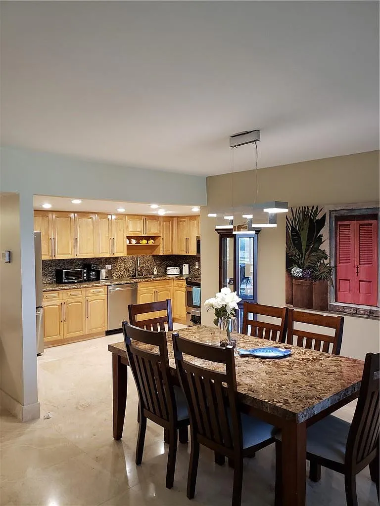 2 bed, 1200 sqft, $2,300 — Photo 2