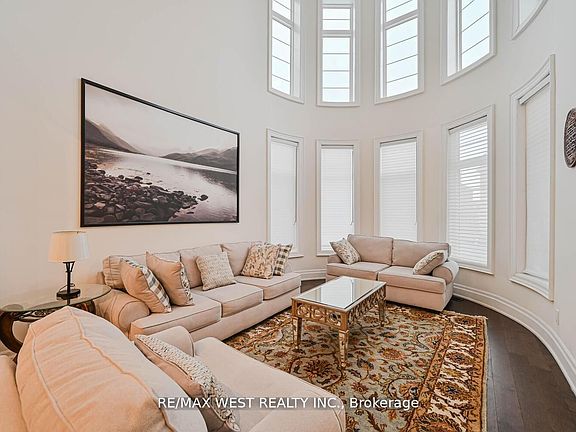 3rd image of 293 Torrey Pines Rd