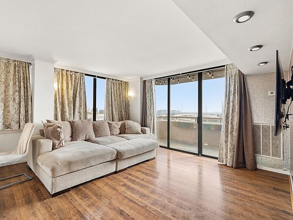 5th image of 3525 Sage Rd APT 1204