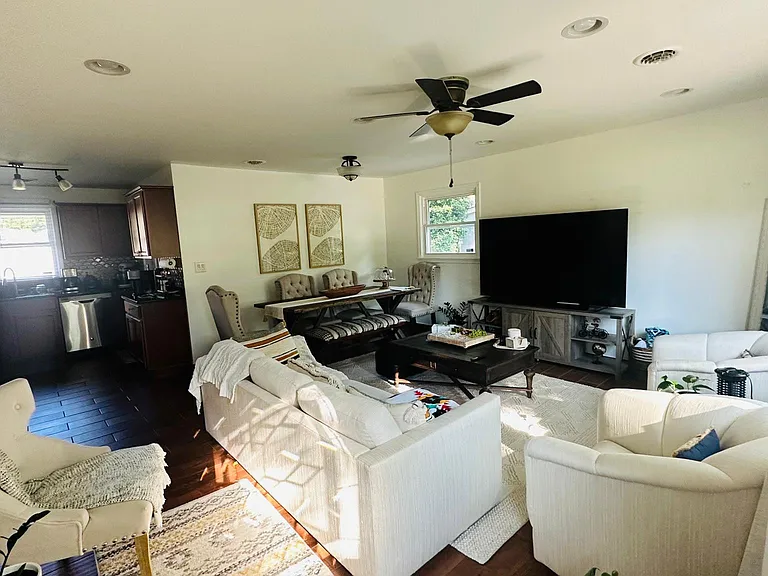 4832 Sidney St — Photo 4