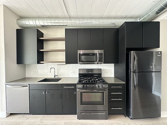 3rd image of 943 W Belmont Ave #9C