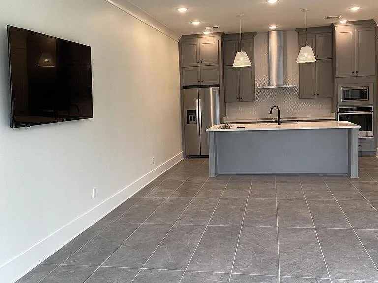 2441 Memphis St #3 — Photo 8