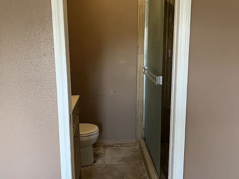 943 W C St — Photo 8