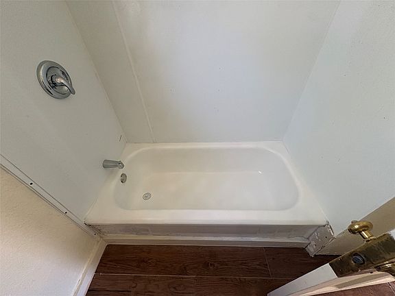 4th image of 7408 Ewing Ave