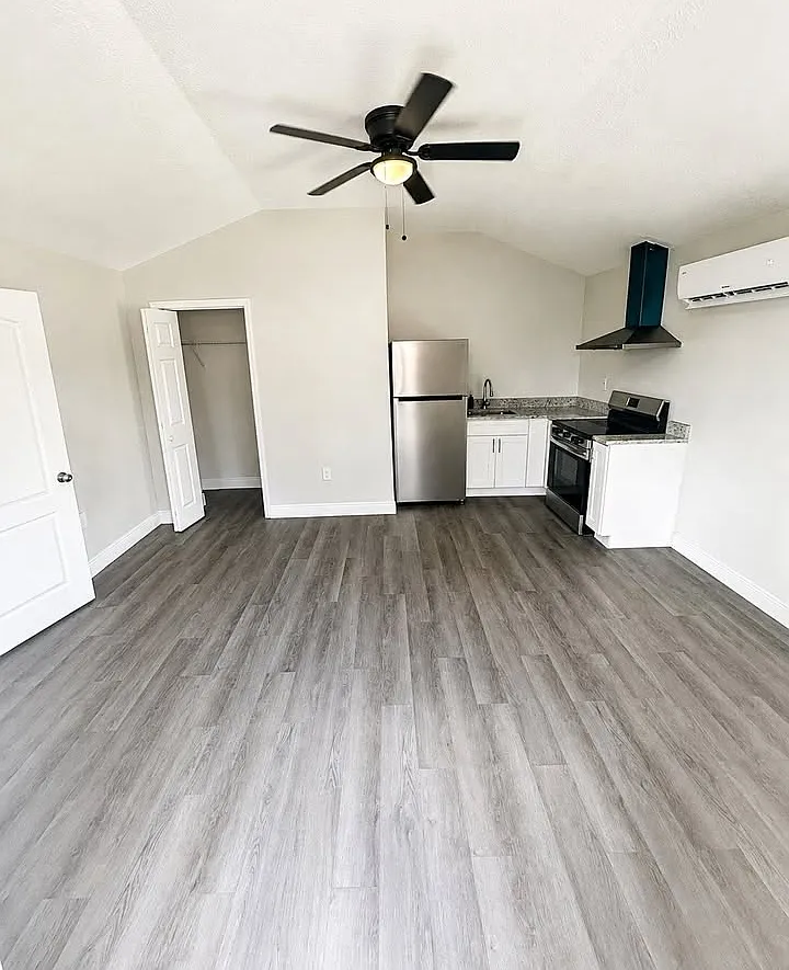 Studio, 350 sqft, $950 — Photo 2