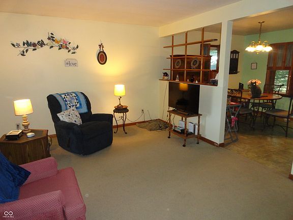 4th image of 406 Colvin Ct