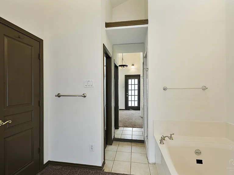 2824 Dyer St — Photo 10