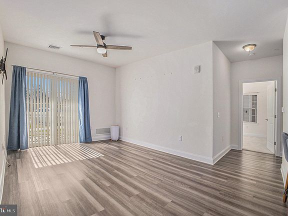 4th image of 712 Harvin Way #712