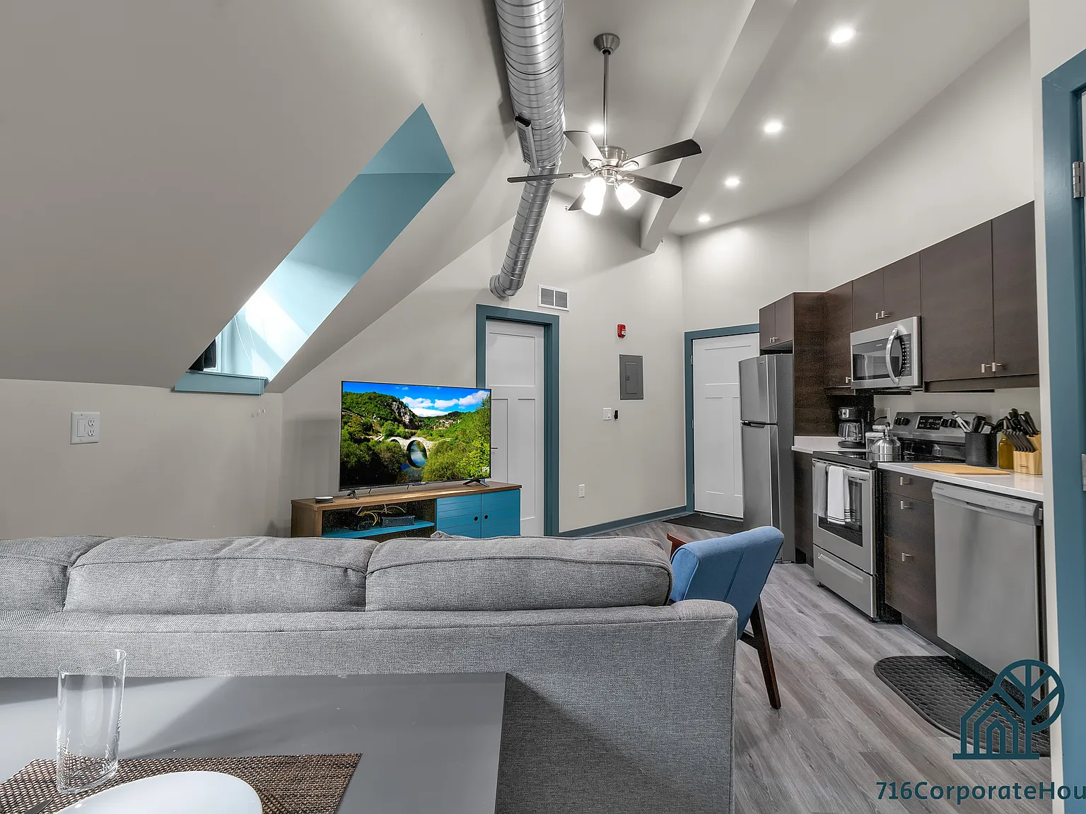36 E Utica 3B — Photo 2