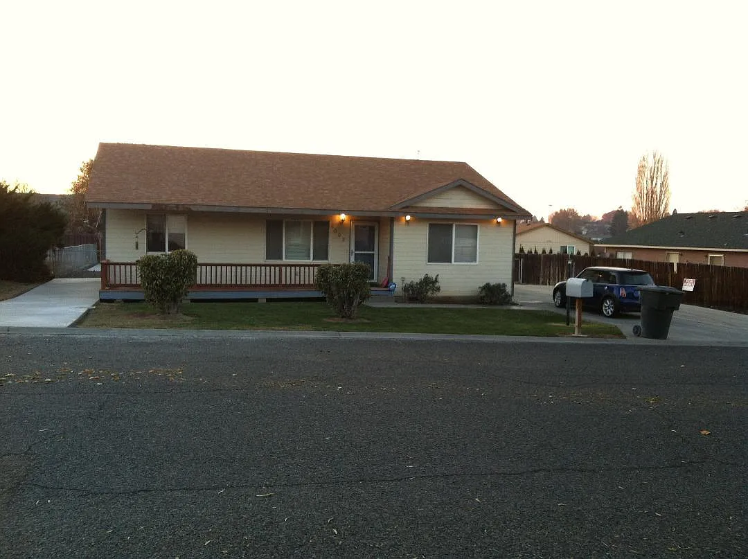 1002 Bloom Ave photo 1