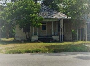 219 E Gonzales St, Yoakum, TX 77995