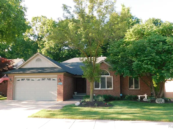 20737 Parkplace Ln, Clinton Township, MI 48036