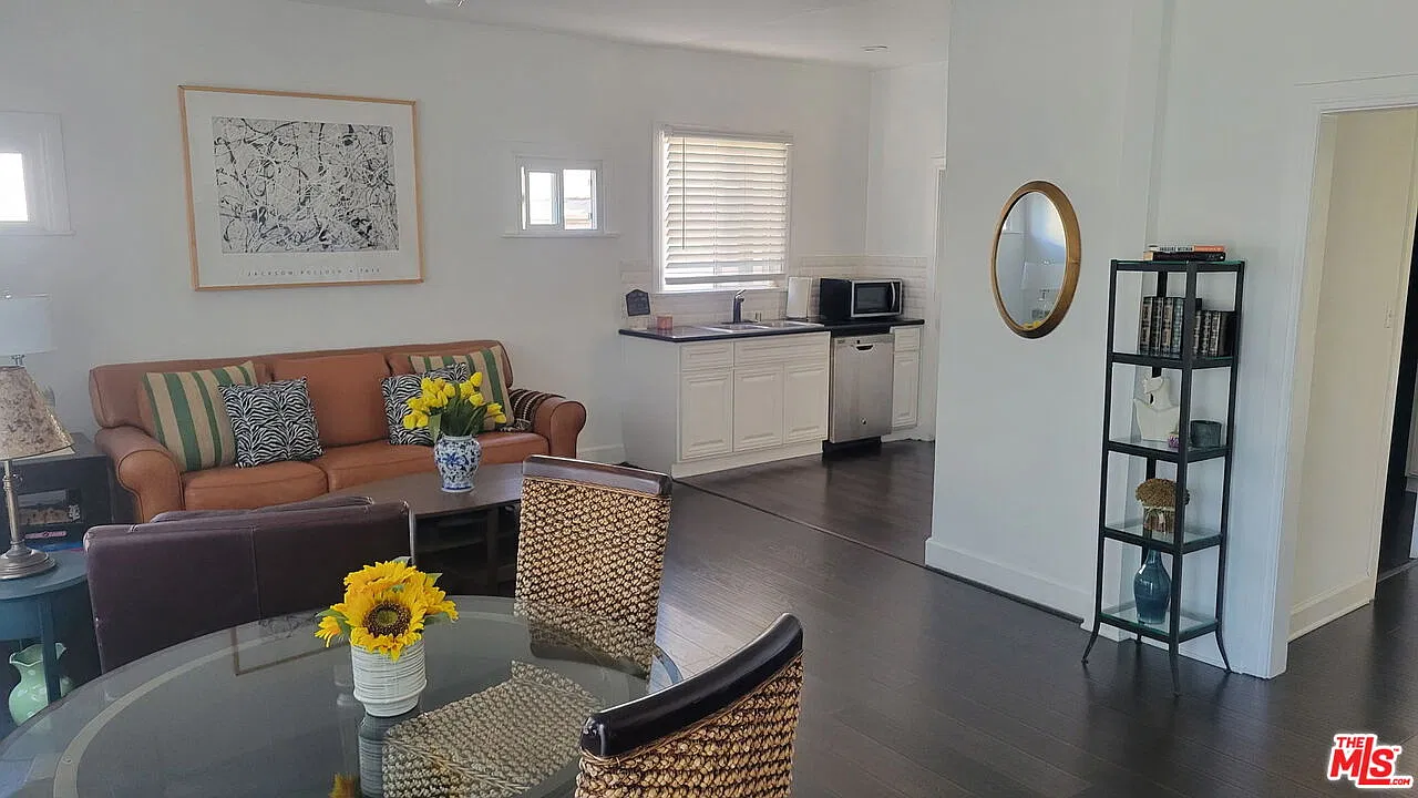 3 bed, 4800 sqft, $3,700 — Photo 1
