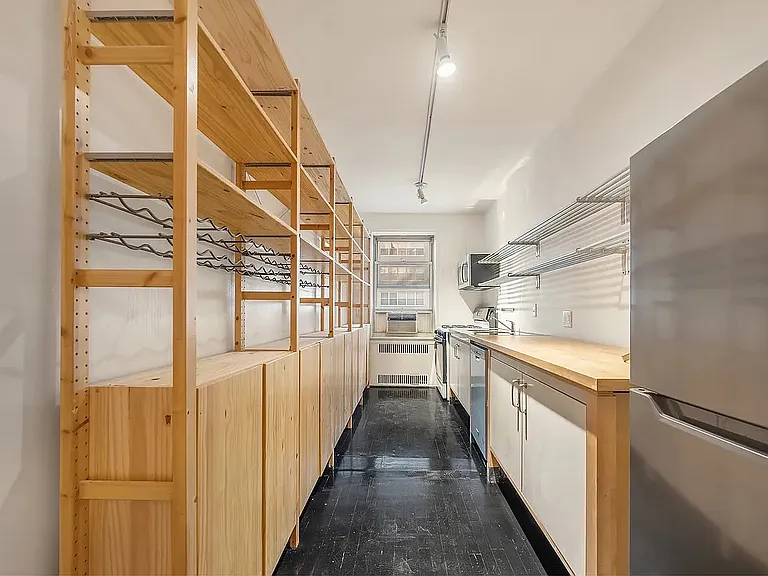 305 W 52nd St #5E — Photo 4