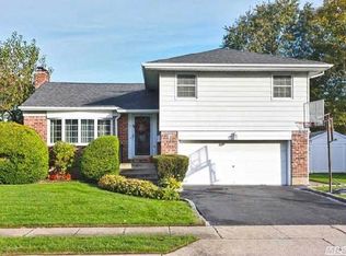 5 Forest Dr, Plainview, NY 11803