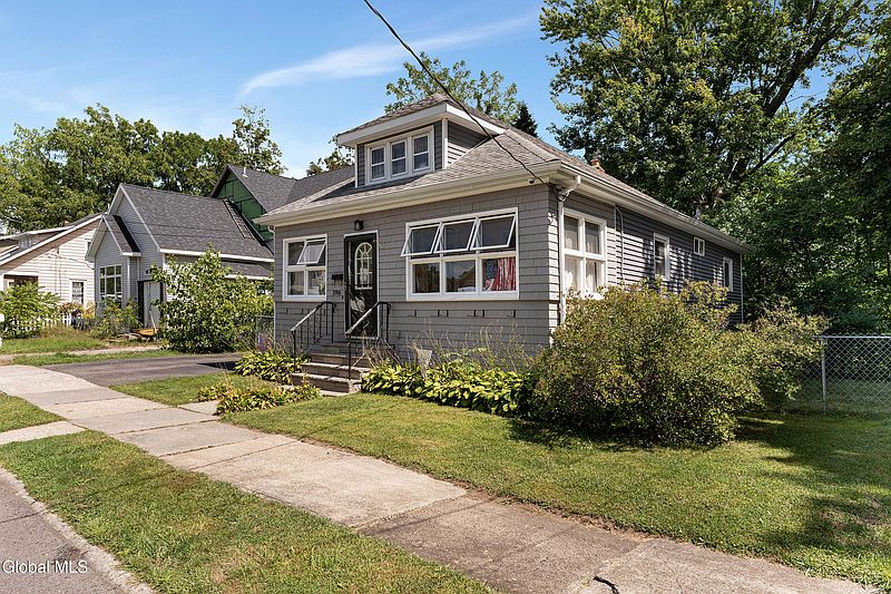 2nd image of 1996 10th Street