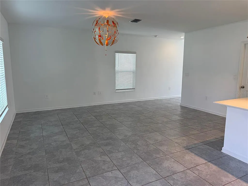 4 bed, 2.5 bath, 1933 sqft, $2,050 — Photo 4
