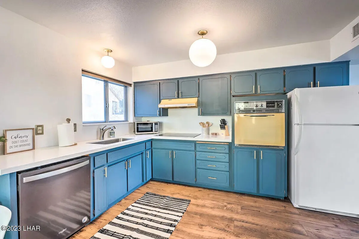 3 bed, 2.0 bath, 1404 sqft, $2,100 — Photo 2