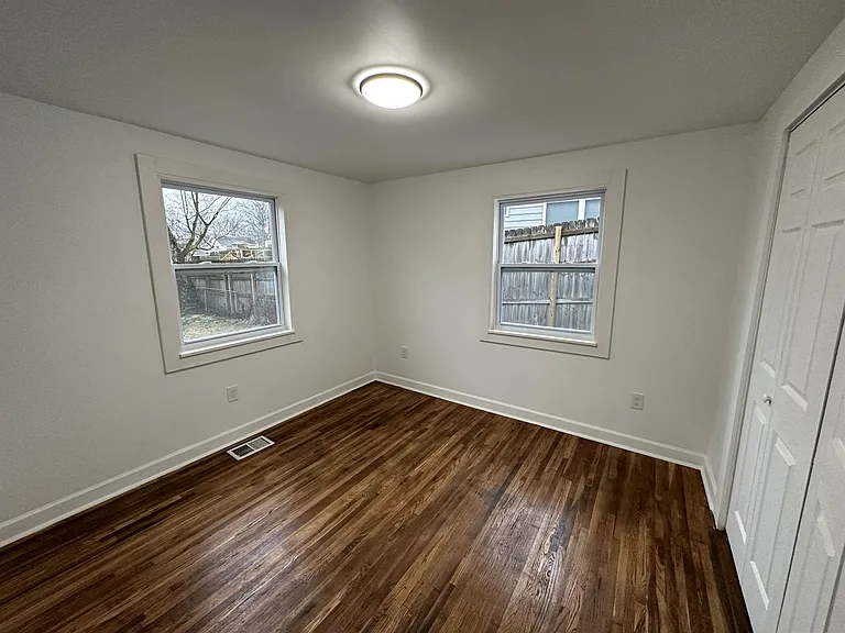 519 Elgin St — Photo 12