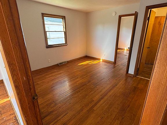 4th image of 388 Juless St