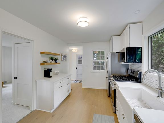 4th image of 3448 N Shore Dr