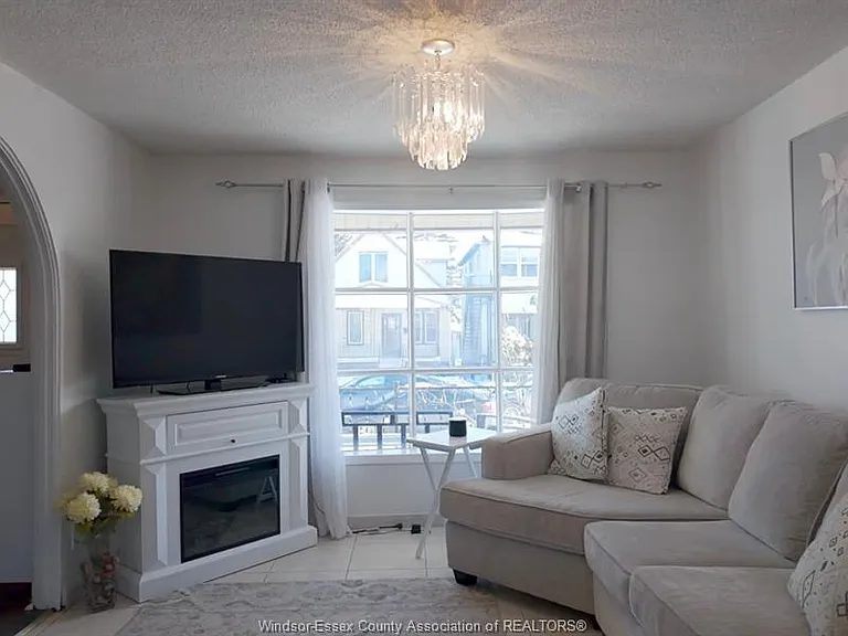 1073 Pierre Ave — Photo 3