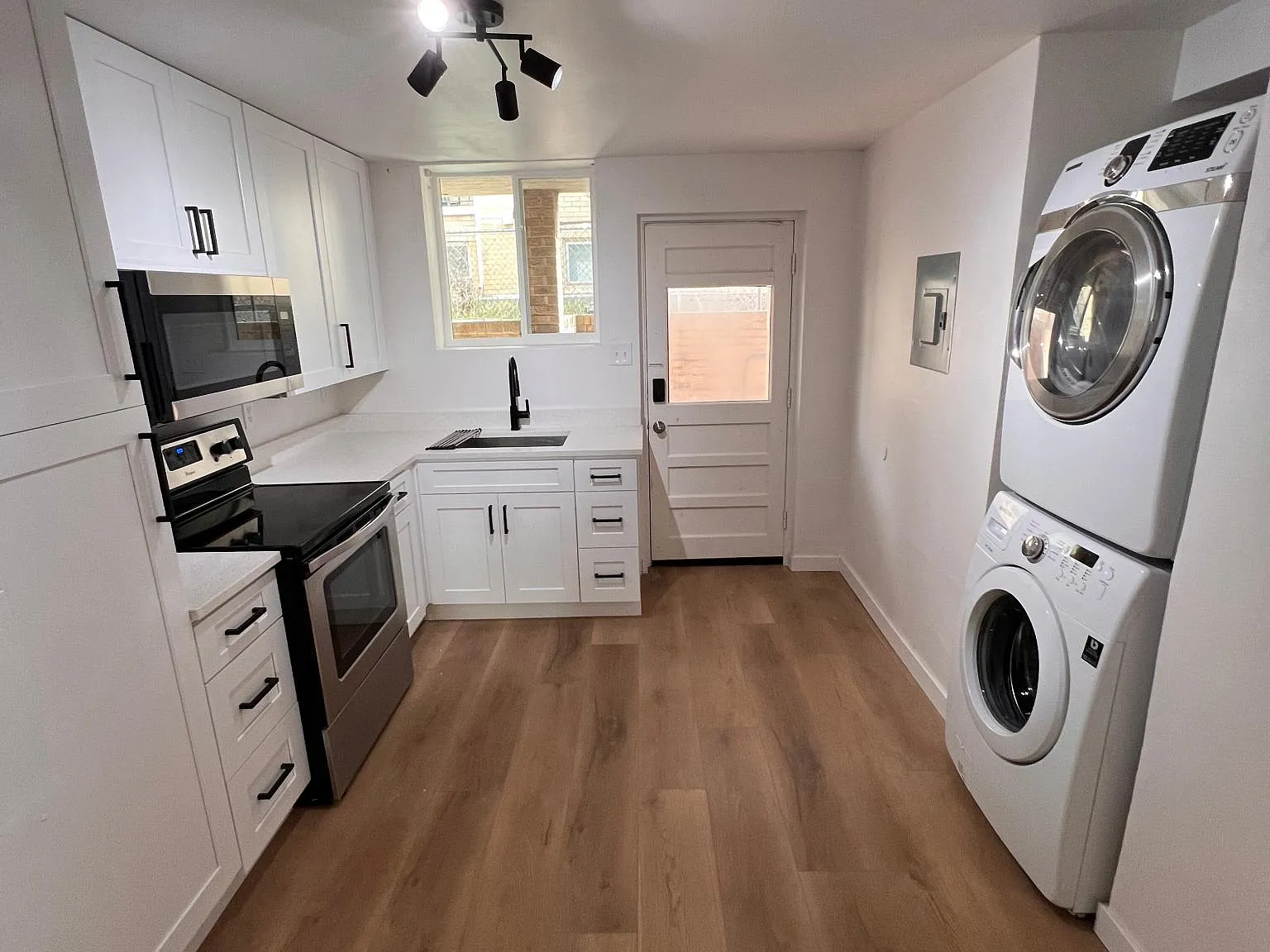 2 bed, 850 sqft, $1,600 — Photo 3
