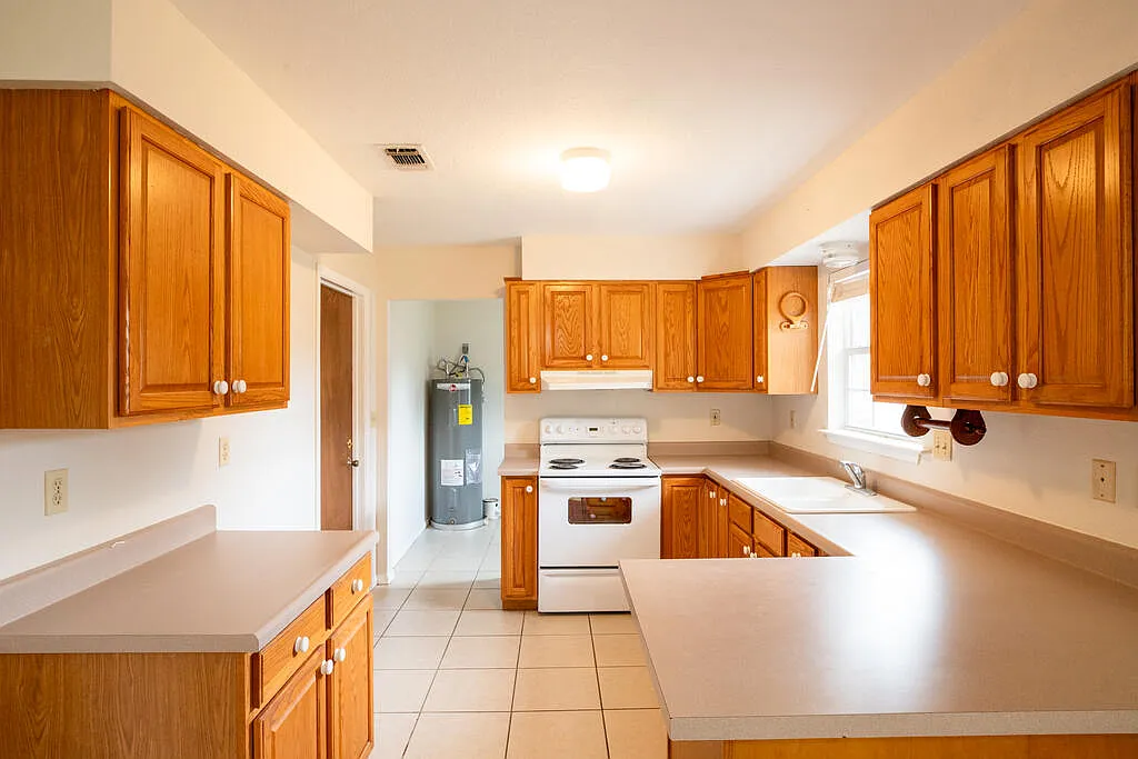 3 bed, 1309 sqft, $2,300 — Photo 3