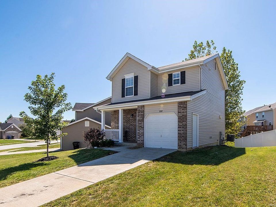 Front. Notice the convenient side door on the garage