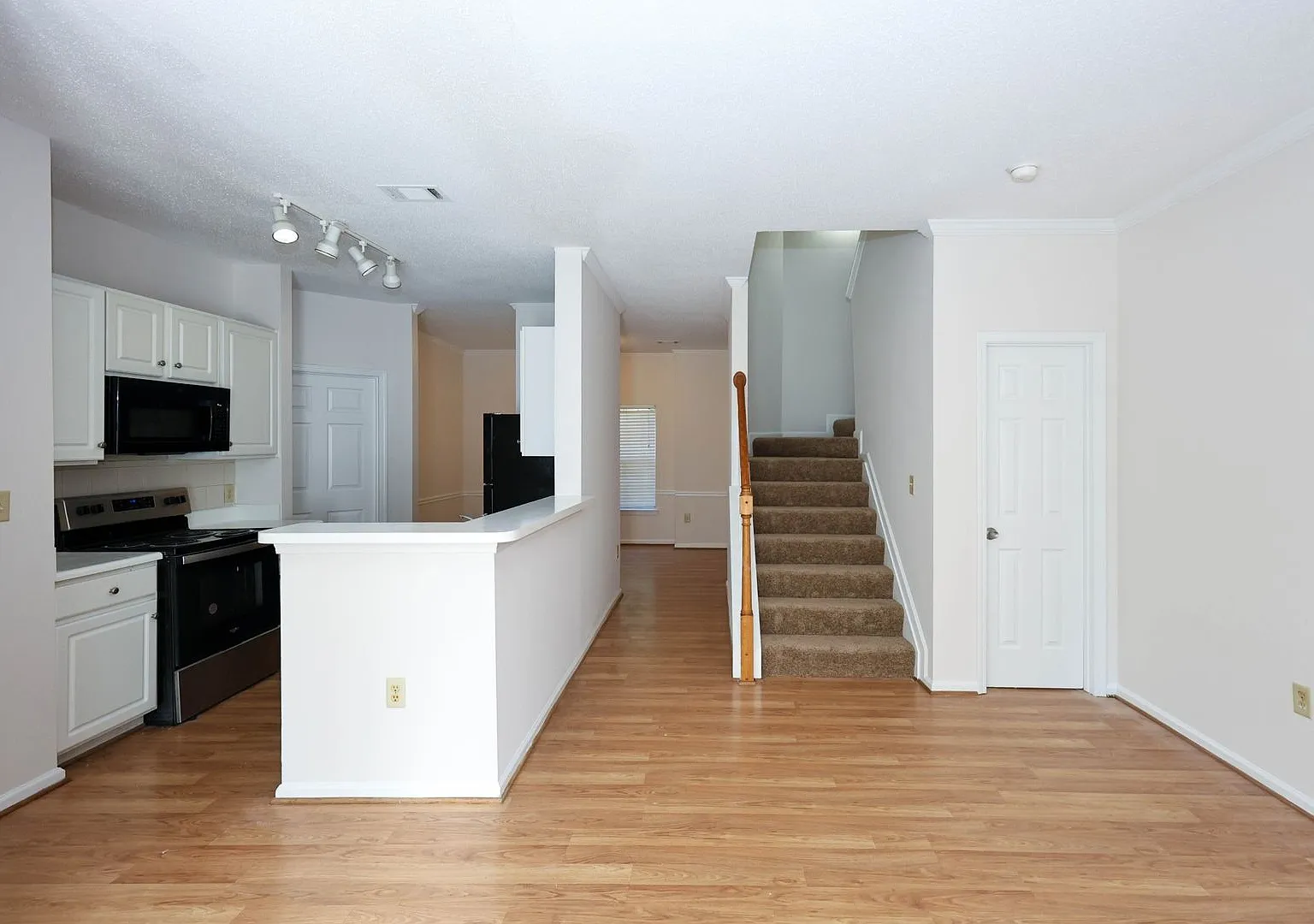 Beautiful 3 Bedroom Townhome — Photo 3