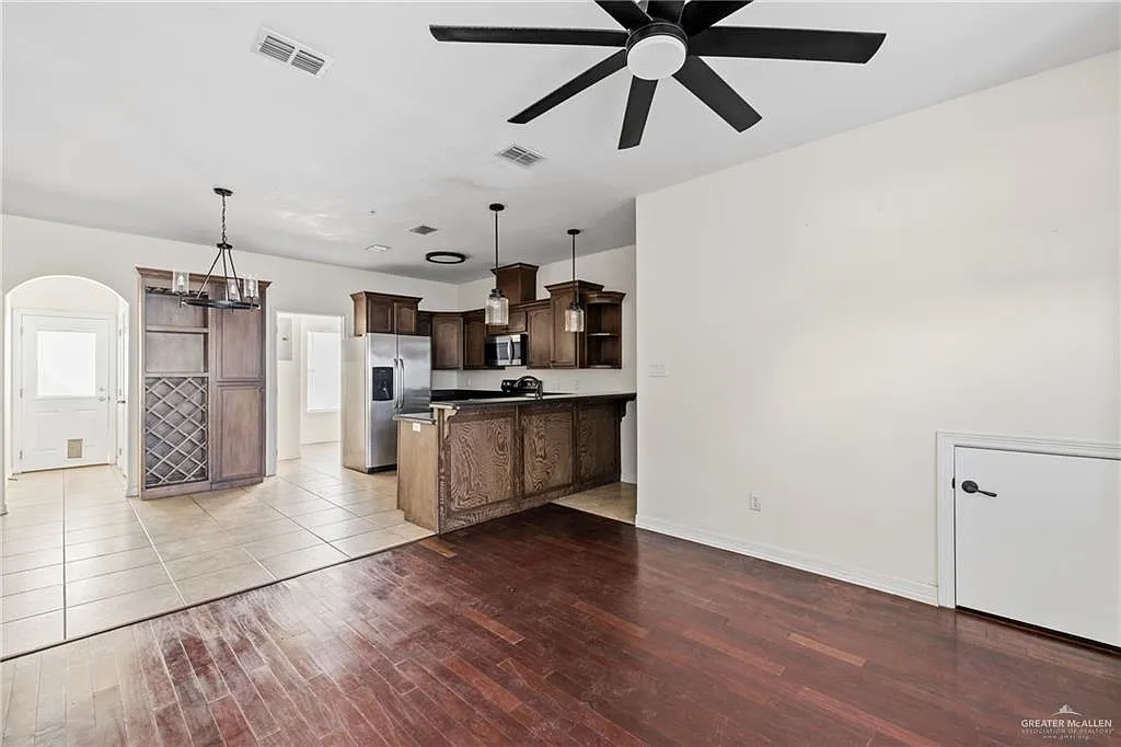2 bed, 2.5 bath, 1332 sqft, $1,100 — Photo 2