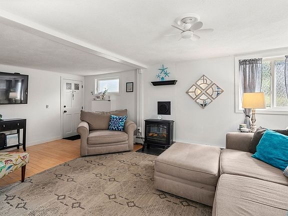 3rd image of 26 Wallis St #1