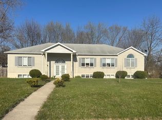 9832 Crown Point Dr, Fort Wayne, IN 46804