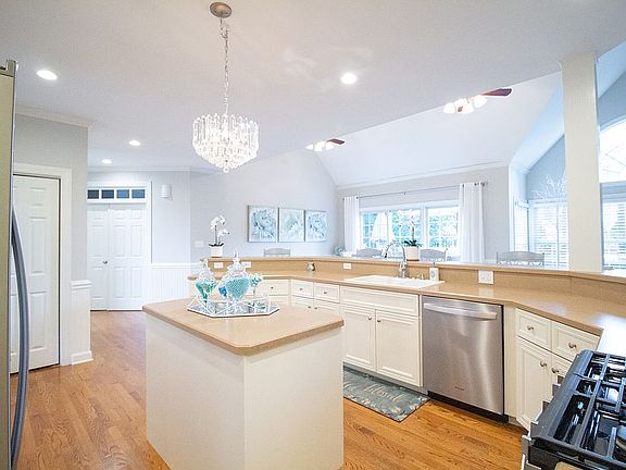 4th image of 1061 Parkview Dr