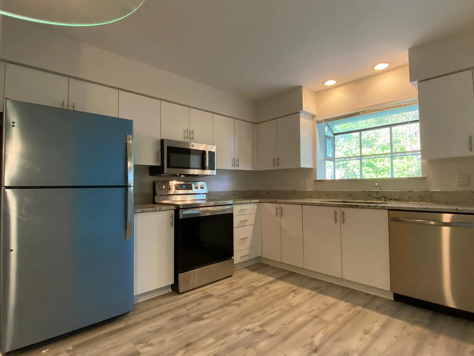 3 bed, 1362 sqft, $2,400 — Photo 3