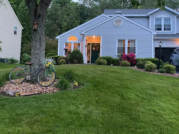 27 Ponderosa Dr, Halfmoon, NY 12065