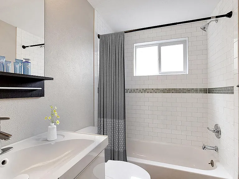 Topaz Apartments — Photo 5