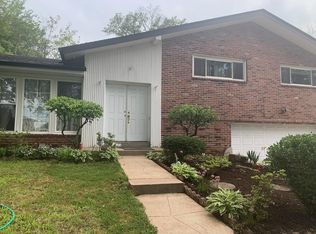 1131 Indian Trails Dr, Saint Louis, MO 63132